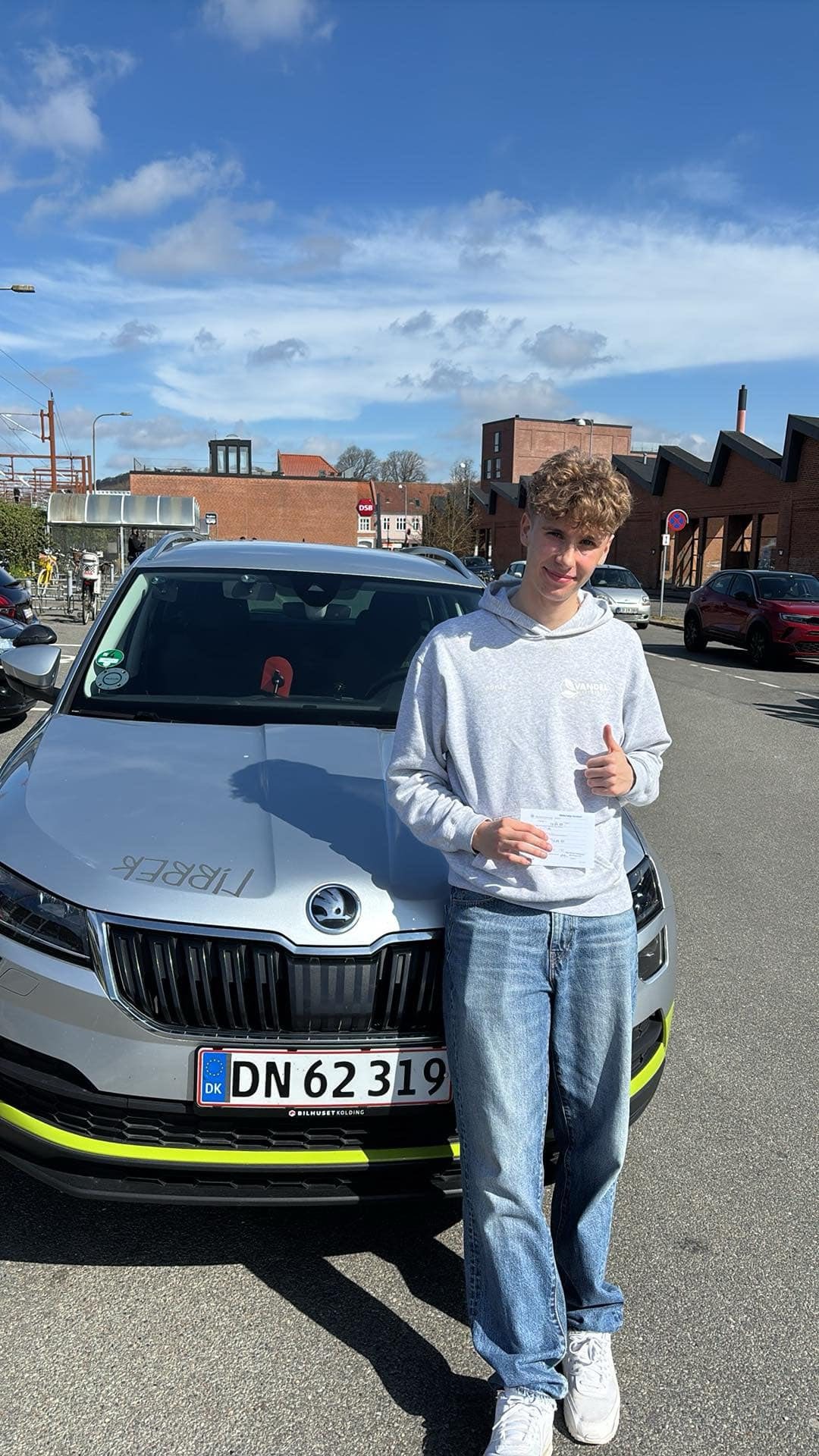 Ung kvinde med nybestået kørekort fra Libbers Køreskole