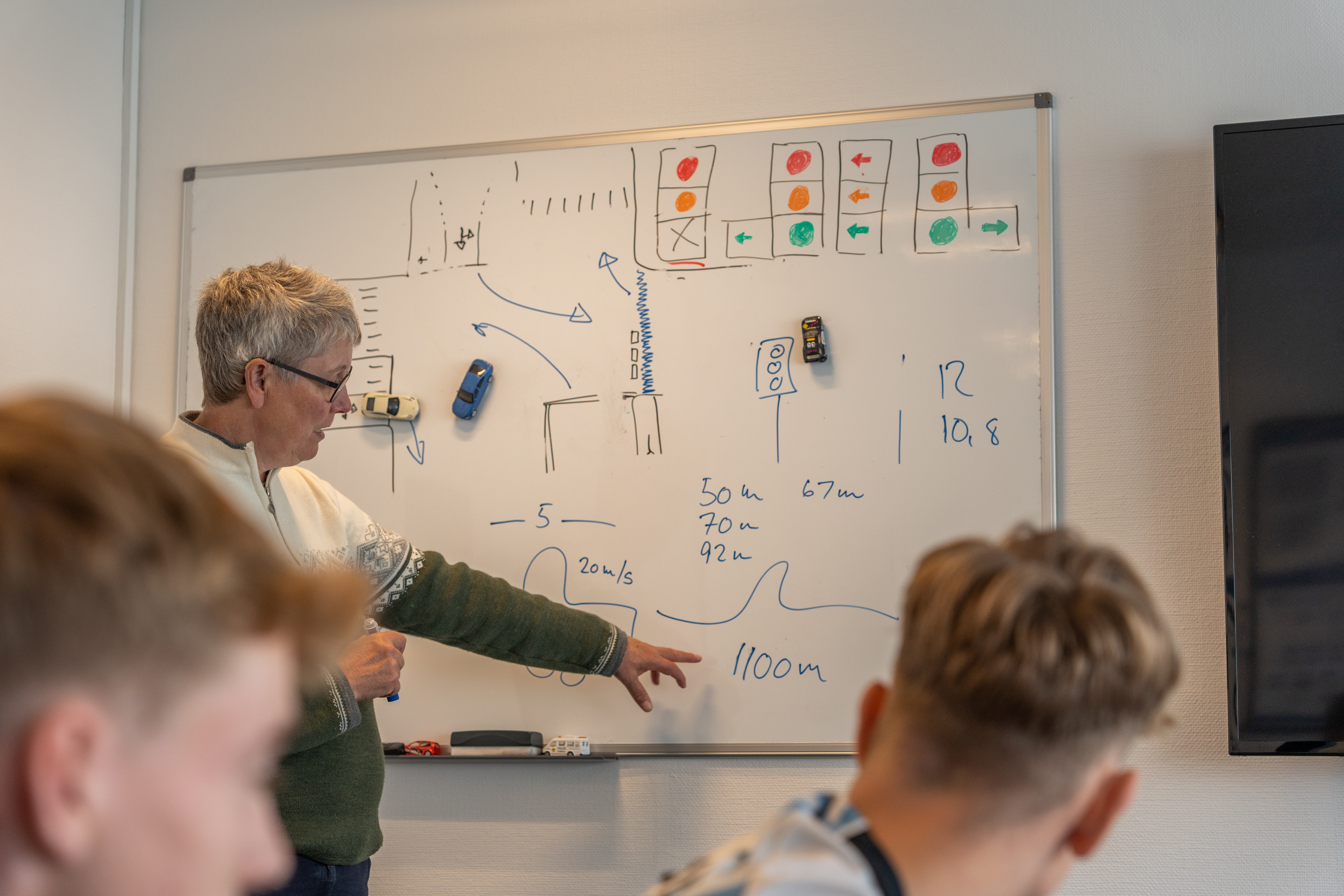 Libber forklarer færdselsregler ved tavlen i teorilokalet