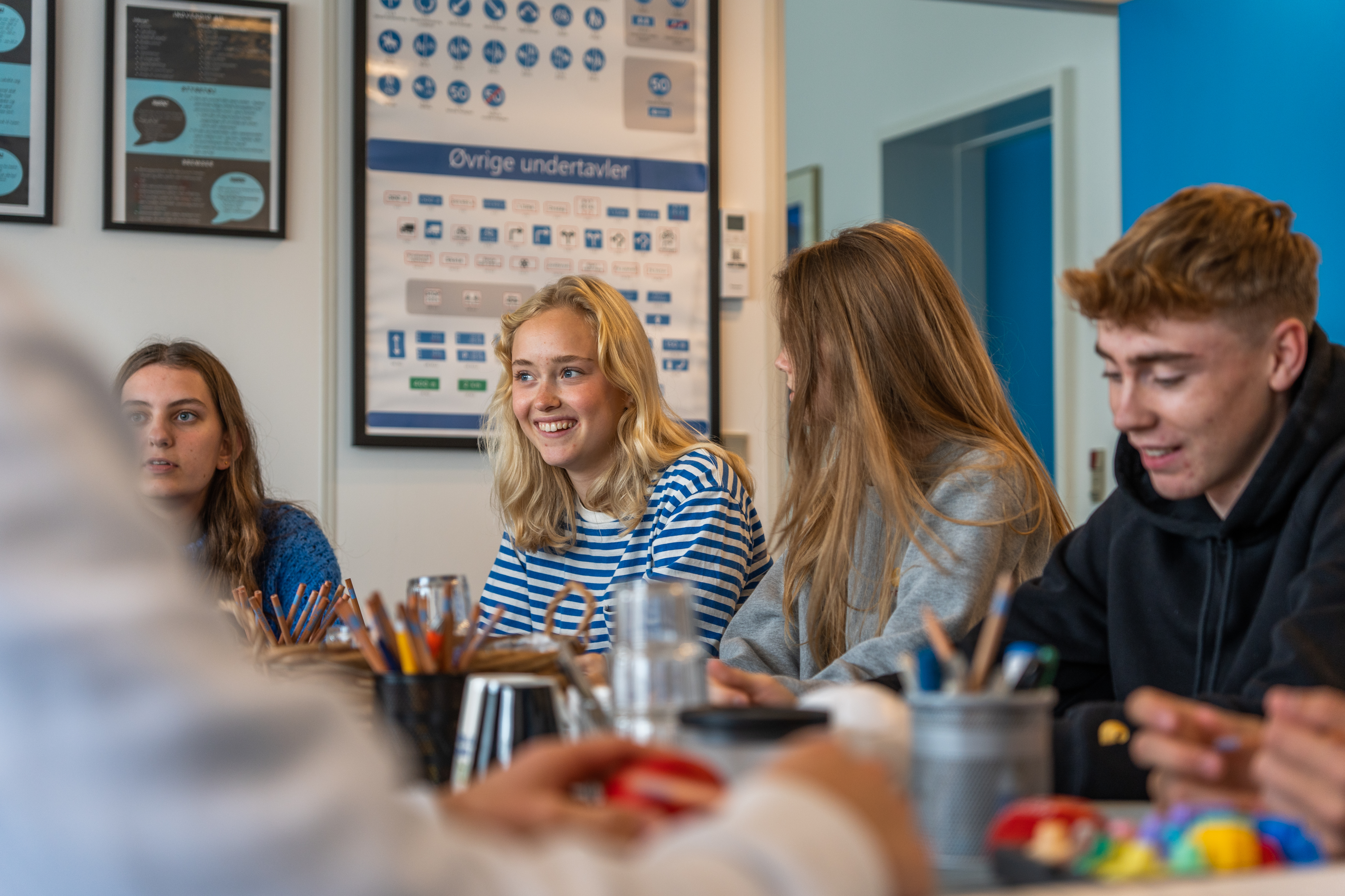 Seks elever samlet om bordet under teoriundervisning i Hedensted
