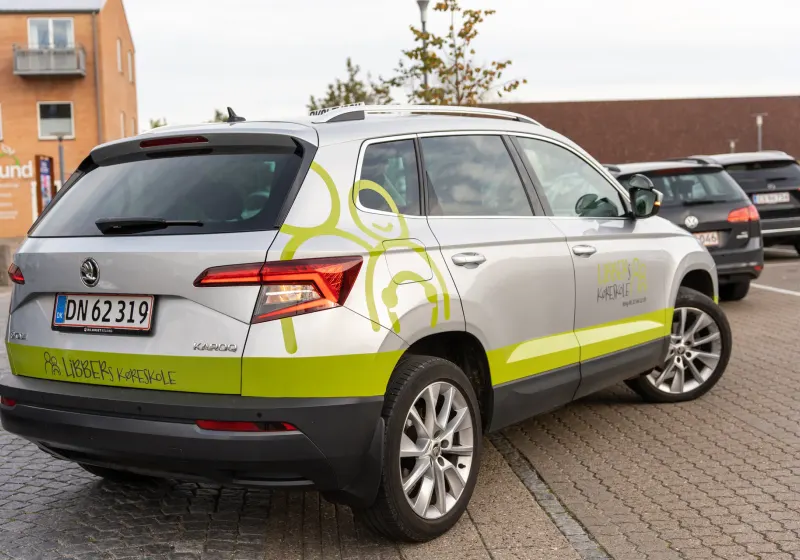 Skolevognen holder på en parkeringsplads