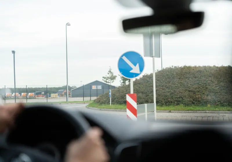 Udsigt fra skolevognen mod en rundkørsel