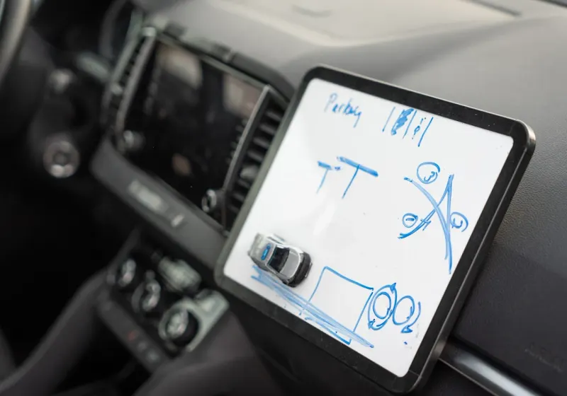 Tablet i bilen med en tegnet køreplan
